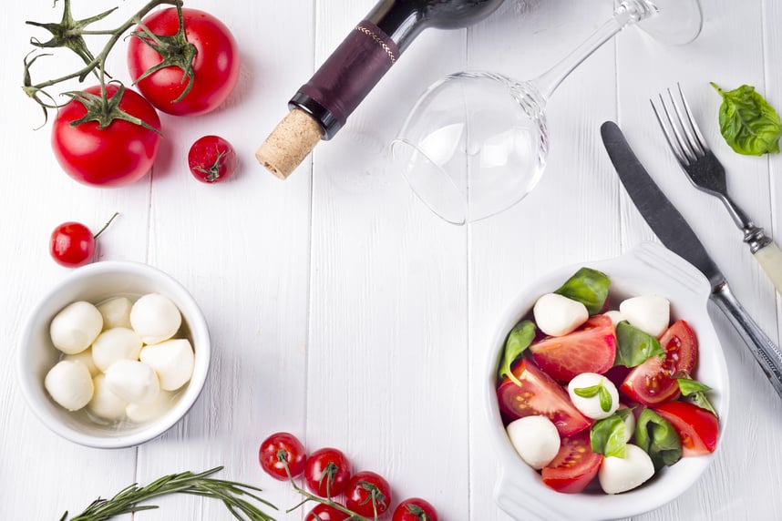 5 vini per la Caprese: gli abbinamenti perfetti per l'estate 5 vini per la Caprese: gli abbinamenti perfetti per l'estate